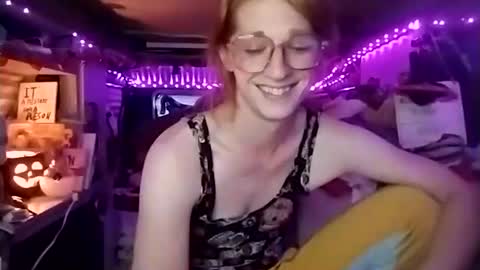 Snapshot of lesleygumgrass chatting on October 2025 10:10:01 PM LesleyGumGrass- The Boring Trans girl online show from October 2025 10:10:01 PM