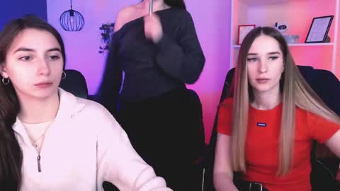 leslie_bird online show from April 2026 08:54:01 AM