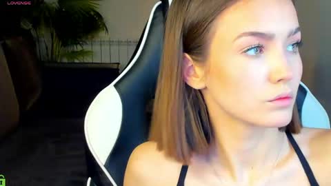 Snapshot of leslie_scottt chatting on May 2026 05:25:01 AM Leslie online show from May 2026 05:25:01 AM