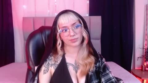 Snapshot of lessboobs_gh chatting on February 2025 02:59:01 PM Less online show from February 2025 02:59:01 PM