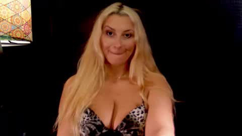 leticiareys online show from November 2025 09:06:02 PM