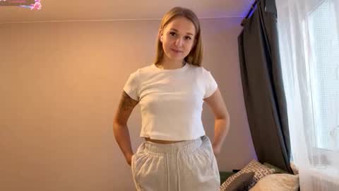 Mia online show from November 2025 12:27:02 PM