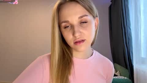 Mia online show from November 2025 12:18:01 PM