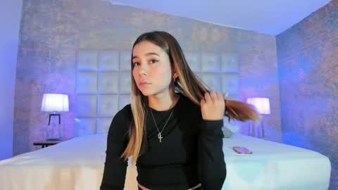 Snapshot of lezy_ chatting on November 2025 07:35:01 PM LEZY online show from November 2025 07:35:01 PM