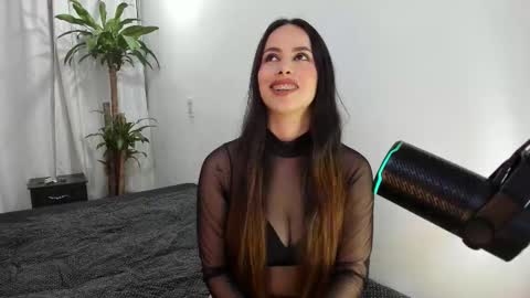 Snapshot of lia_and_felipe chatting on February 2026 11:22:01 PM Lia y Felipe -- online show from February 2026 11:22:01 PM