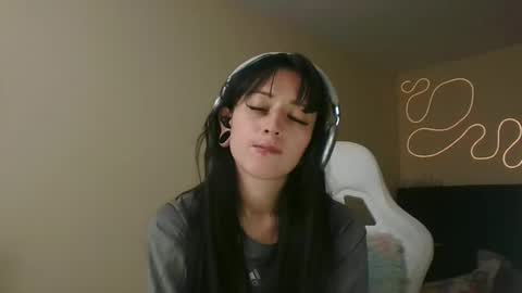 Snapshot of lia_queen610 chatting on November 2025 10:30:02 PM Little Queen Lia online show from November 2025 10:30:02 PM