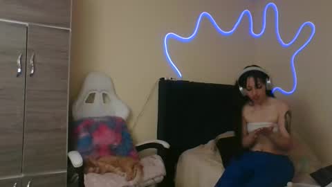 Snapshot of lia_queen610 chatting on November 2025 08:47:02 PM Little Queen Lia online show from November 2025 08:47:02 PM