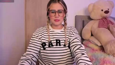 Lia  online show from October 2025 01:48:02 AM