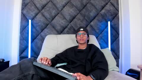 Liam twink big dick online show from May 2026 11:51:02 AM