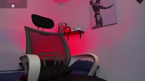 Snapshot of liamreigns_ chatting on November 2025 10:10:02 PM liam online show from November 2025 10:10:02 PM