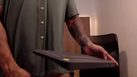 Snapshot of lianjones9 chatting on October 2025 05:13:02 PM lianjones9 online show from October 2025 05:13:02 PM