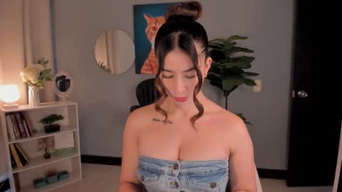 Lia online show from December 2025 02:24:01 PM