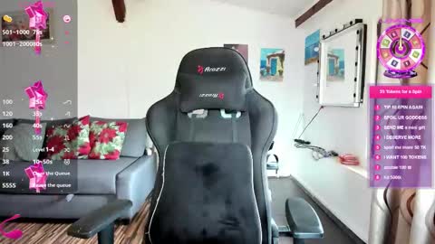 LiaQuinn online show from September 2025 01:44:02 PM