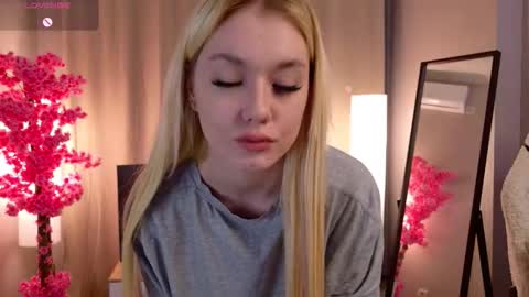 Snapshot of light_babe chatting on November 2025 02:06:01 PM Sofia online show from November 2025 02:06:01 PM