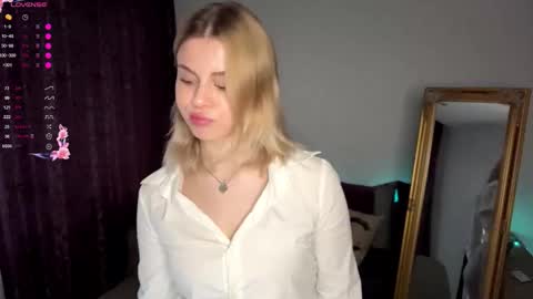 Snapshot of lil_elisa chatting on September 2025 11:01:02 AM Elisa  online show from September 2025 11:01:02 AM