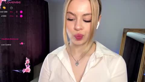 Snapshot of lil_elisa chatting on October 2025 09:51:01 AM Elisa  online show from October 2025 09:51:01 AM