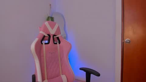 holis soy lily chang no olvides el pulgar arriba es muy importante para mi 3 independent model online show from January 2025 08:36:02 PM