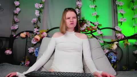 Snapshot of lilianslow chatting on January 2025 01:22:02 PM hi guys Im new here Im 18 years oldIve never had sex online show from January 2025 01:22:02 PM