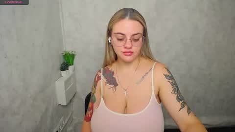 Snapshot of liliaterenzi_ chatting on July 2026 04:05:02 AM Lilia online show from July 2026 04:05:02 AM
