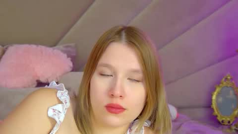 Snapshot of lililinn chatting on November 2025 08:03:01 AM LiliLinn online show from November 2025 08:03:01 AM