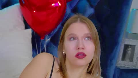 Snapshot of lililinn chatting on November 2025 05:05:01 AM LiliLinn online show from November 2025 05:05:01 AM