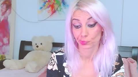 Lara online show from October 2025 09:04:02 PM
