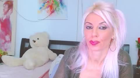 Snapshot of lillianasara chatting on November 2025 09:25:02 PM Lara online show from November 2025 09:25:02 PM