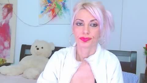 Snapshot of lillianasara chatting on December 2025 03:37:02 AM Lara online show from December 2025 03:37:02 AM