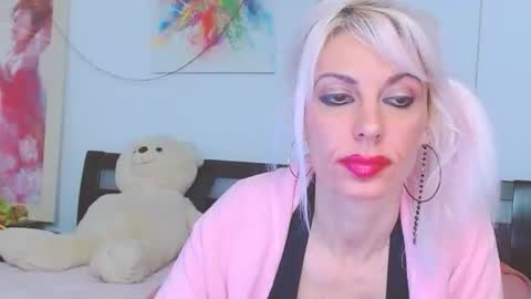 Snapshot of lillianasara chatting on December 2025 01:32:02 AM Lara online show from December 2025 01:32:02 AM