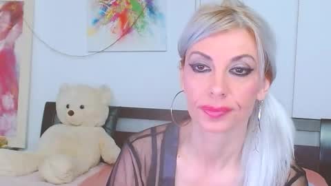 Lara online show from March 2026 11:21:02 PM