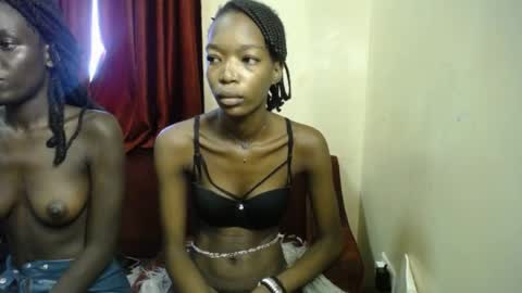Snapshot of lilly_freak chatting on April 2026 04:43:02 AM Des online show from April 2026 04:43:02 AM