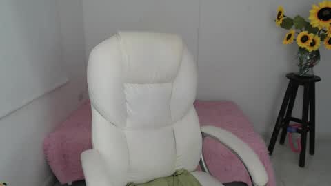 Snapshot of lilly_milf chatting on November 2025 01:17:02 PM Lilly online show from November 2025 01:17:02 PM