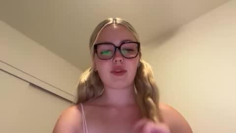 Snapshot of lillysweetsss chatting on September 2025 06:17:01 AM Lilly online show from September 2025 06:17:01 AM