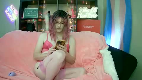 Snapshot of lillyvtrap chatting on September 2025 11:21:01 PM lillyVonT online show from September 2025 11:21:01 PM