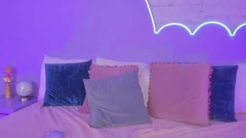 Lilou online show from November 2025 12:05:01 PM