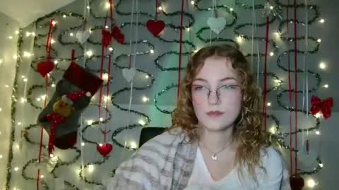 Snapshot of lily_tayberry chatting on December 2025 06:16:01 PM small lily online show from December 2025 06:16:01 PM