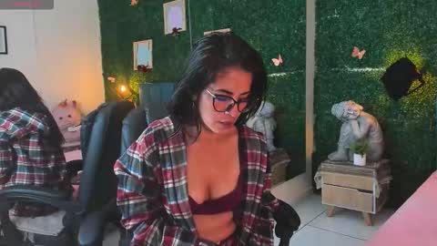 Lina  online show from November 2025 12:07:02 PM