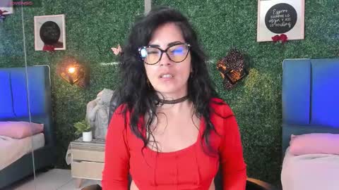 Lina  online show from November 2025 11:43:02 AM