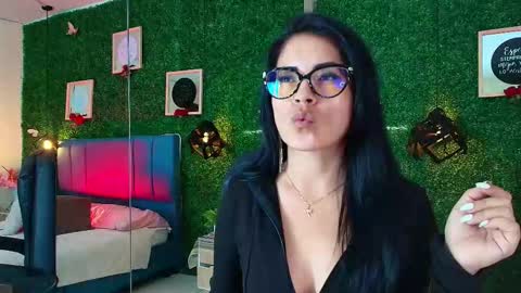 Lina  online show from November 2025 11:53:02 AM