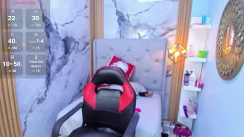 L I N A  online show from December 2025 03:47:01 AM