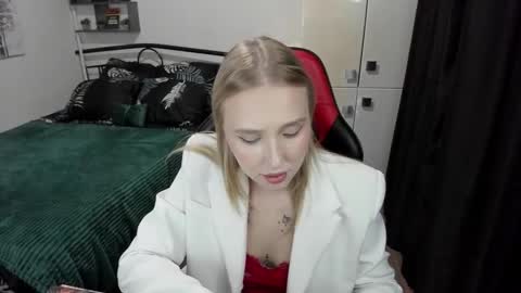 Lina online show from September 2025 09:58:02 PM