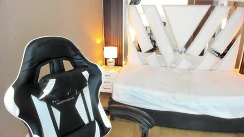  Linda  online show from April 2026 02:55:01 PM