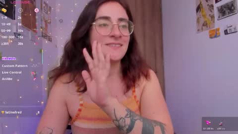 Snapshot of linda_giggle chatting on November 2025 01:55:02 PM Giggles online show from November 2025 01:55:02 PM