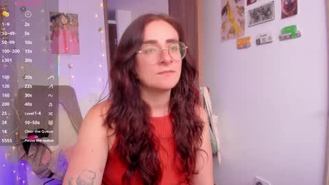 Snapshot of linda_giggle chatting on December 2025 05:30:01 PM Giggles online show from December 2025 05:30:01 PM