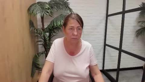 Snapshot of lindahottie chatting on June 2026 01:02:02 PM Linda online show from June 2026 01:02:02 PM