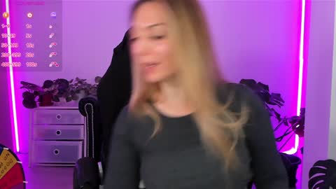 Snapshot of lindawhite_ chatting on December 2024 05:14:02 PM Linda -- online show from December 2024 05:14:02 PM