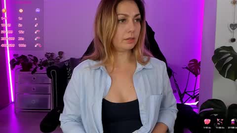 Snapshot of lindawhite_ chatting on March 2025 09:53:01 PM Linda -- online show from March 2025 09:53:01 PM