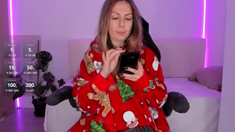 Snapshot of lindawhite_ chatting on November 2025 10:19:01 PM Linda -- online show from November 2025 10:19:01 PM