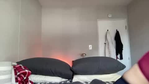 Snapshot of linusloves chatting on February 2026 08:01:02 PM linusloves online show from February 2026 08:01:02 PM