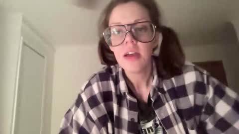 Snapshot of linusloves chatting on April 2026 07:44:02 PM linusloves online show from April 2026 07:44:02 PM